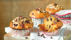 Κεκάκια βανίλιας με σοκολάτα, κράμπερις και νιφάδες βρώμης