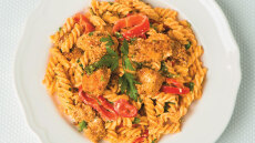 Μπουκίτσες κοτόπουλου πανέ σε σουσάμι, με ζυμαρικά και σάλτσα γιαουρτιού