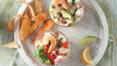 Σεβίτσε σε 3 χυμούς εσπεριδοειδών, με λαβράκι, γαρίδες και αβοκάντο