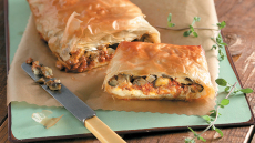 Μελιτζανόπιτα ρολό σαν στρούντελ μουσακά