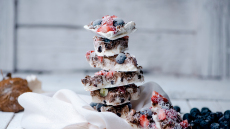 Μπάρες frozen yogurt με σοκολάτα και μούρα