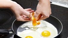 Τα τηγανητά αβγά της Κρίσι Τέιγκεν που ξεσήκωσαν το Twitter