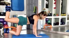 Γλουτοί: 5 απλές ασκήσεις χωρίς να «καθίσετε κάτω απ’ τη μπάρα»