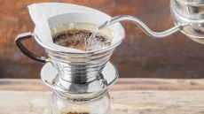 Ήξερες ότι τα φίλτρα του καφέ καθαρίζουν τέλεια την τηλεόρασή σου;