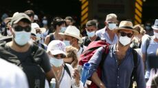Κορωνοϊός: Μάσκες παντού και νέα μέτρα φέρνει η αύξηση των κρουσμάτων