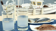 Ούζo: Πώς να το πιεις και πώς να το… μαγειρέψεις!