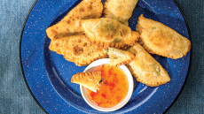 Μαραθοπιτάκια τηγανητά με γλυκιά σάλτσα τσίλι