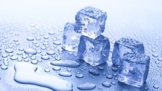 3 πράγματα που (μάλλον) δεν ήξερες ότι μπορείς να κάνεις με ένα παγάκι