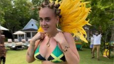 Η Αντέλ ποζάρει με μπικίνι και «ρίχνει» το Instagram