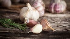 Για πόσο συντηρείται το σκόρδο και πώς θα καταλάβεις ότι έχει χαλάσει