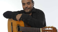 Chico Castillo: Ο τραγουδιστής των Gipsy Kings στη Μύκονο με εντυπωσιακή καλλονή