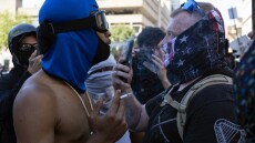 ΗΠΑ: Διαδηλωτές κατά του ρατσισμού συνεπλάκησαν με ενόπλους υποστηρικτές της αστυνομίας