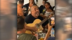 Μύκονος: Όταν ο Chico Castillo πήρε την κιθάρα του