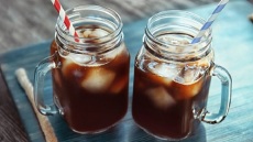 Κάνε τον παγωμένο καφέ πιο ξεχωριστό με αυτό το αρωματικό υλικό