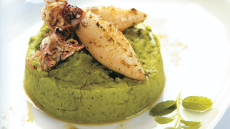 Καλαμαράκια με πουρέ από φρέσκα κουκιά