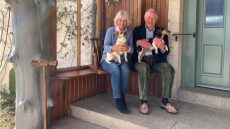 O Κάρολος και η Καμίλα μοιράζονται μαζί μας την παραδοσιακή συνταγή για σκωτσέζικα μπισκότα βρώμης