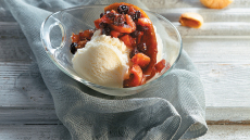 Κονφί αποξηραμένων φρούτων με κρασί και μπαχάρια