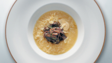 Μαγειρεύουμε απίστευτη μοσχαρίσια ουρά με κριθαράκι