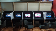 Έξι συλλήψεις σε κατάστημα με παράνομα τυχερά παιχνίδια στην Αττική