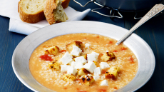 Σούπα τραχανά με ντομάτα και φέτα