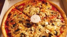 Μην πετάτε το «τραπεζάκι» της πίτσας! Χρησιμεύει για το κινητό σας…