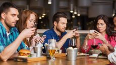 Σεφ για «influencers» φαγητού: «Σταματήστε να ζητάτε δωρεάν γεύματα εντός πανδημίας!»