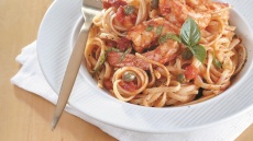 Λιγκουίνι με γαρίδες, ντομάτα, κάππαρη και βασιλικό