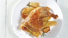 Ψητό κοτόπουλο με μπίρα, πατάτες και κεφαλοτύρι