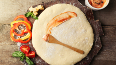 6 συνταγές που μπορείς να φτιάξεις με ζύμη πίτσας, εκτός από πίτσα