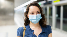 Κορωνοϊός: Αυτές οι συμπεριφορές αυξάνουν τον κίνδυνο να βρεθούμε θετικοί στον ιό