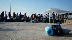 Κυβέρνηση σε μετανάστες στον Καρά Τεπέ: «Ελάτε στη δομή αν θέλετε να φύγετε από τη Λέσβο»