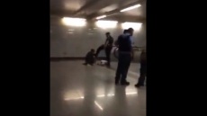 Δείτε βίντεο: Αστυνομικός κλωτσά άνδρα με γύψο και πατερίτσες στο μετρό