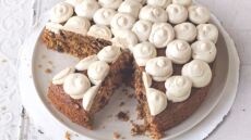 Κέικ καρότου με γλάσο από κρέμα τυριού και καστανή ζάχαρη