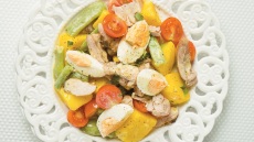 Κοτοσαλάτα με πατάτες, ντοματίνια και πράσινα φασολάκια