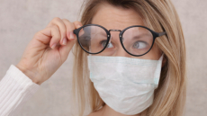 Κορωνοϊός: Μικρότερος ο κίνδυνος λοίμωξης για όσους φορούν γυαλιά, σύμφωνα με βρετανική έρευνα	