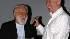 Γιάννης Σμαραγδής: Τιμητική βράβευση από τον Δήμαρχο Περιστερίου Ανδρέα Παχατουρίδη 