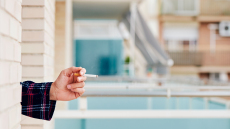 Κάπνισμα από «τρίτο χέρι»: Πώς θα απαλλαγούμε από την «τσιγαρίλα» στο σπίτι