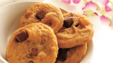 Τραγανά cookies με φουντούκια και καραμέλες γάλακτος