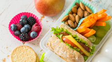 Πώς θα μάθετε στα παιδιά να φτιάχνουν τα καλαθάκι του σχολείου μόνα τους