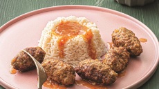 Σουτζουκάκια με 2 κιμάδες και πικάντικη κρασάτη σάλτσα