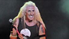 Ο frontman των Twisted Sister «τα πήρε» με τους αρνητές της μάσκας - «Εγωιστές μ@@κες!»