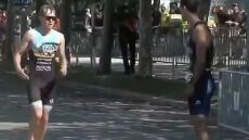 Ισπανός αθλητής σταμάτησε σε αγώνα τρίαθλου για να τον περάσει ο αντίπαλός του που έκανε λάθος στην τελική ευθεία