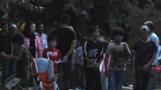 Πλατεία Βικτωρίας: Γεμίζει μετανάστες τα βράδια - Δείτε φωτογραφίες