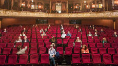 Δημοσκόπηση: Η πλειοψηφία θέλει ανοιχτά θέατρα, σινεμά και μουσικές σκηνές το χειμώνα