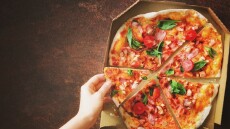 Ανακυκλώνονται τα κουτιά της πίτσας;