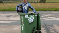 Ρεκόρ Γκίνες:  Έπιασε 64χλμ την ώρα με κάδο απορριμμάτων! (βίντεο)