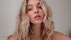 To μοντέλο Ελσα Χοσκ ανακοίνωσε με γυμνή φωτογράφιση την εγκυμοσύνη της 