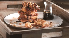 Τηγανίτες μήλου με σταφίδες και πετιμέζι