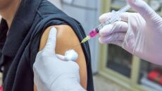 Ελληνική Αντικαρκινική Εταιρεία: Έκκληση για αυτοσυγκράτηση στο αντιγριπικό εμβόλιο 