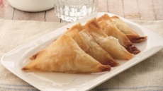 Τρίγωνα γαλακτομπουρεκάκια με σιρόπι